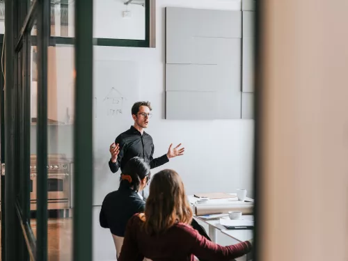 employ&eacute; de gopa se pr&eacute;sentant devant un groupe